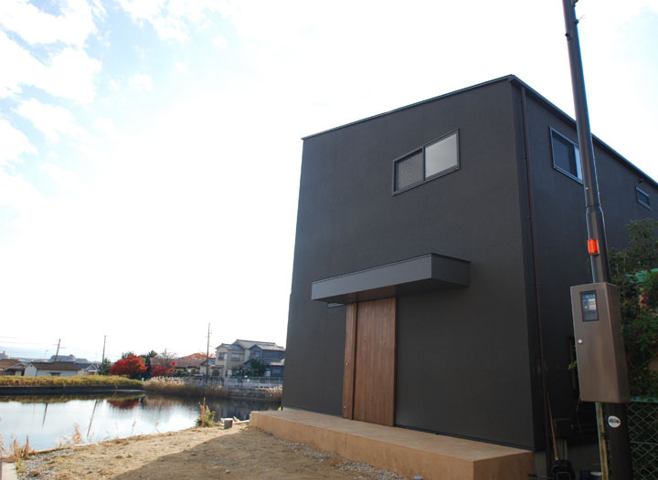 池の畔に建つ眺望最優先住居